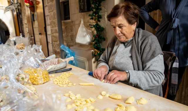 Bari, la storia delle "signore delle orecchiette" dell'Arco Basso: Custodiamo un'antica arte